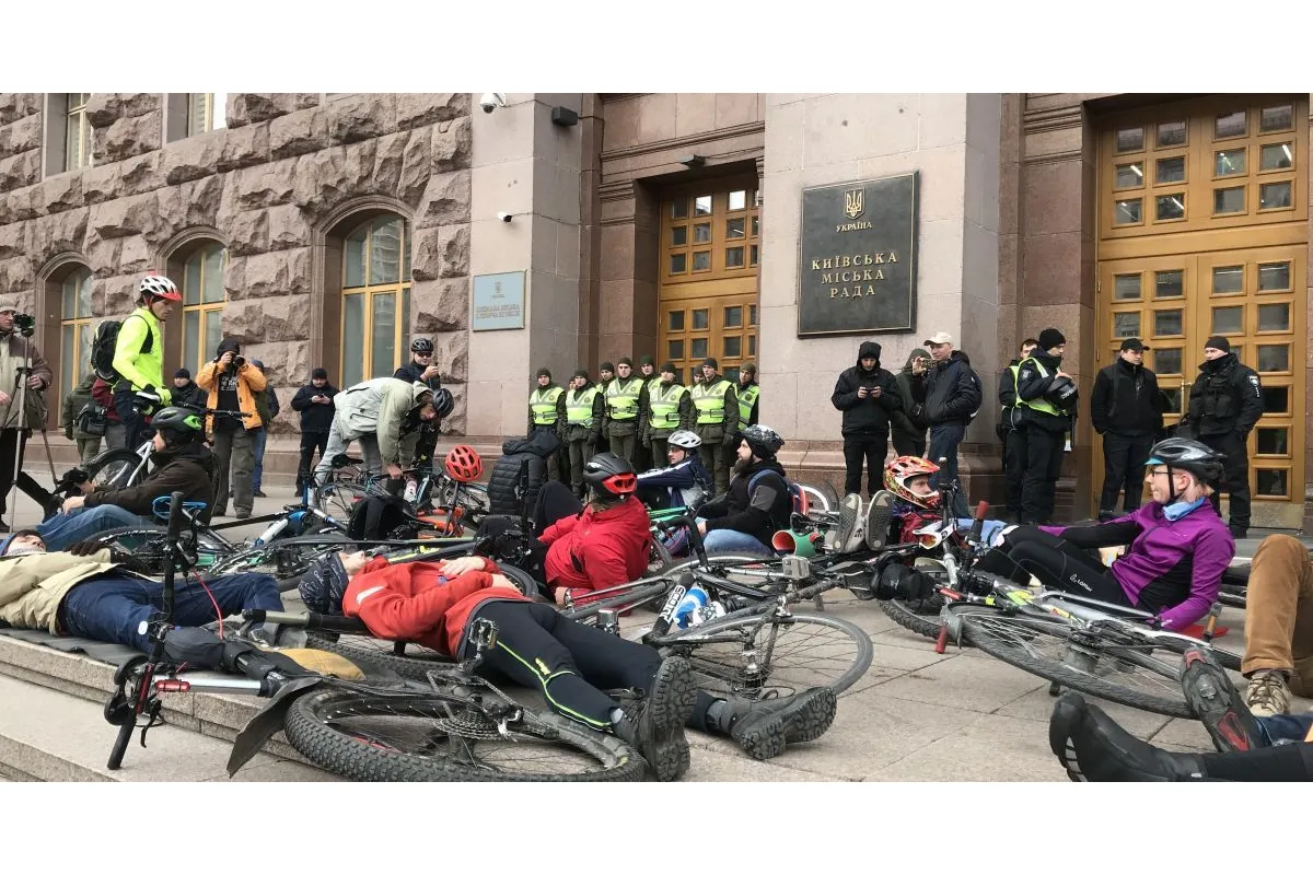 У столиці велосипедисти влаштували незвичний протест