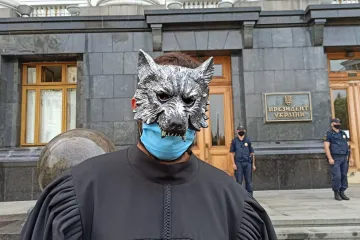 ​Понад 10 тисяч українців вимагають від Зеленського розпустити забруднений корупцією суд Києва