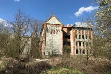 ​У Брюховичах під виглядом реабілітаційного центру забудовникам віддали 3,5 га землі