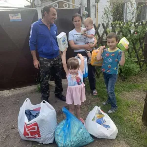 ​Діти з внутрішньо переміщених родин отримали допомогу від українських військових