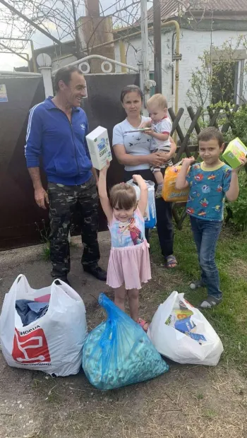 ​Діти з внутрішньо переміщених родин отримали допомогу від українських військових