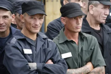 ​росіяни сотнями звозять в’язнів для поповнення своїх підрозділів