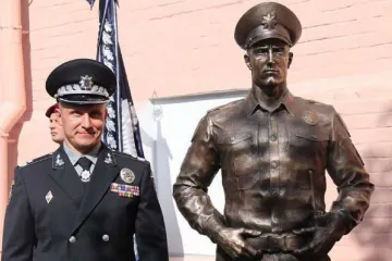 ​Глава полиции Киевской области на свой день рождения установил личный памятник