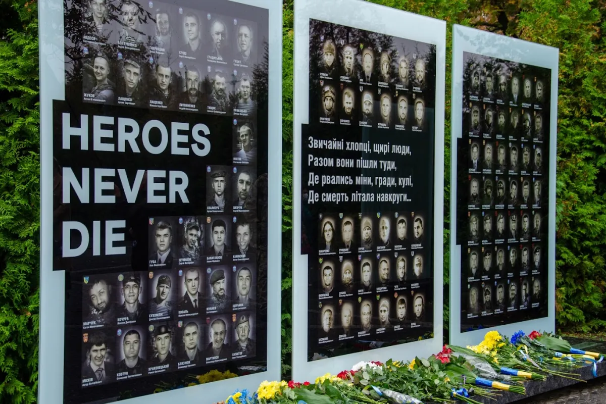 До Дня захисника України на Алеї пам’яті у Дніпрі з’явилася нова стела з іменами загиблих героїв