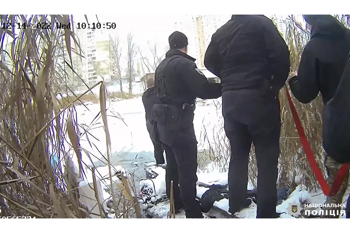 Київські спецпризначенці врятували киянку, яка разом із собакою провалилась під лід