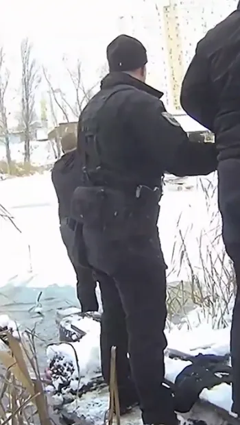​Київські спецпризначенці врятували киянку, яка разом із собакою провалилась під лід