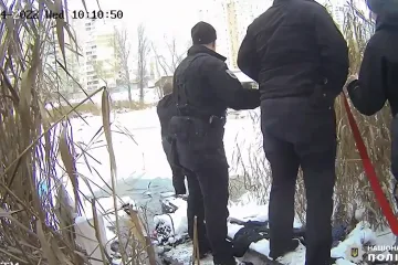 ​Київські спецпризначенці врятували киянку, яка разом із собакою провалилась під лід