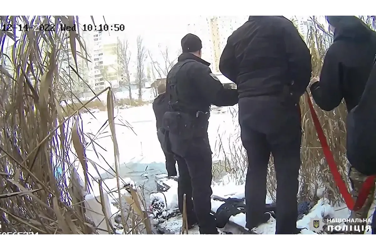 Київські спецпризначенці врятували киянку, яка разом із собакою провалилась під лід