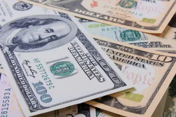​Курс Нацбанка на 15 февраля. Доллар в Украине подорожал на копейку, евро подешевел на 13