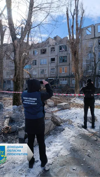 ​Дванадцять поранених через обстріл окупантами багатоповерхівки в Покровську – тривають рятувальні роботи (ФОТО)