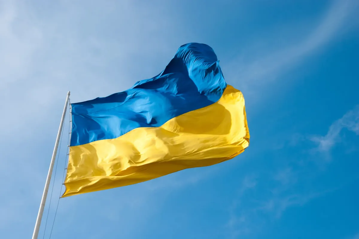 Російське вторгнення в Україну : Зранку у Скадовську військові РФ познімали прапори України з будівлі міської ради та з флагштоку в центрі міста