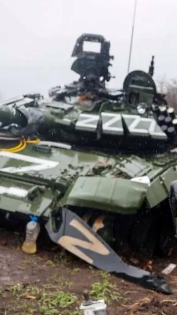 ​Російське вторгнення в Україну :  Т-72Б3М спокійно спочиває біля Красногорівки на Донеччині