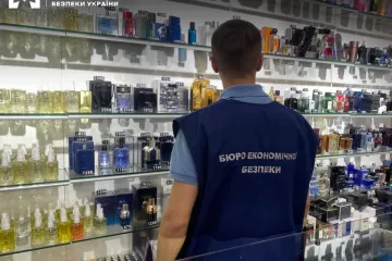 ​Детективи БЕБ вилучили підроблені парфуми вартістю 15 млн грн