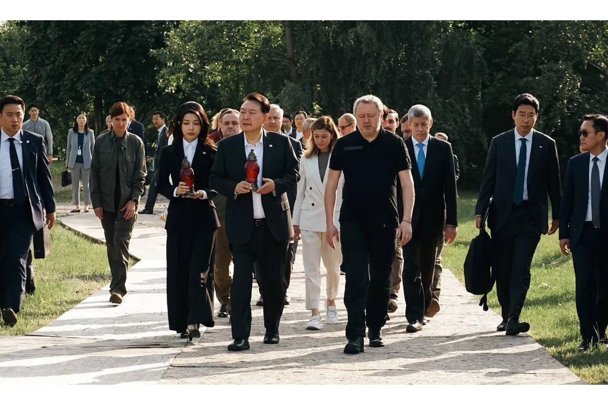 Президент Південної Кореї Юн Сок Йолю та його дружина відвідали місця злочинів рф в Бучі