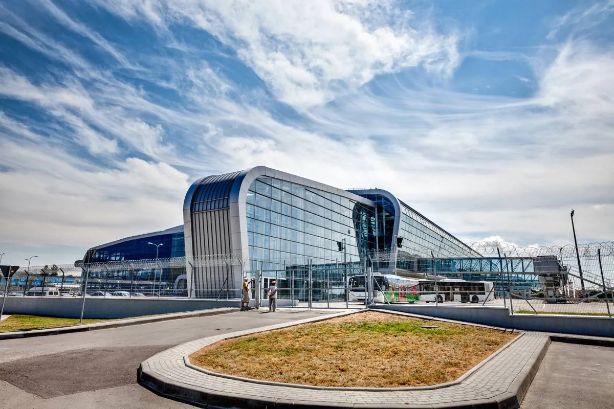 Україна розглядає можливість поновлення роботи аеропорту Львова, незважаючи на бойові дії