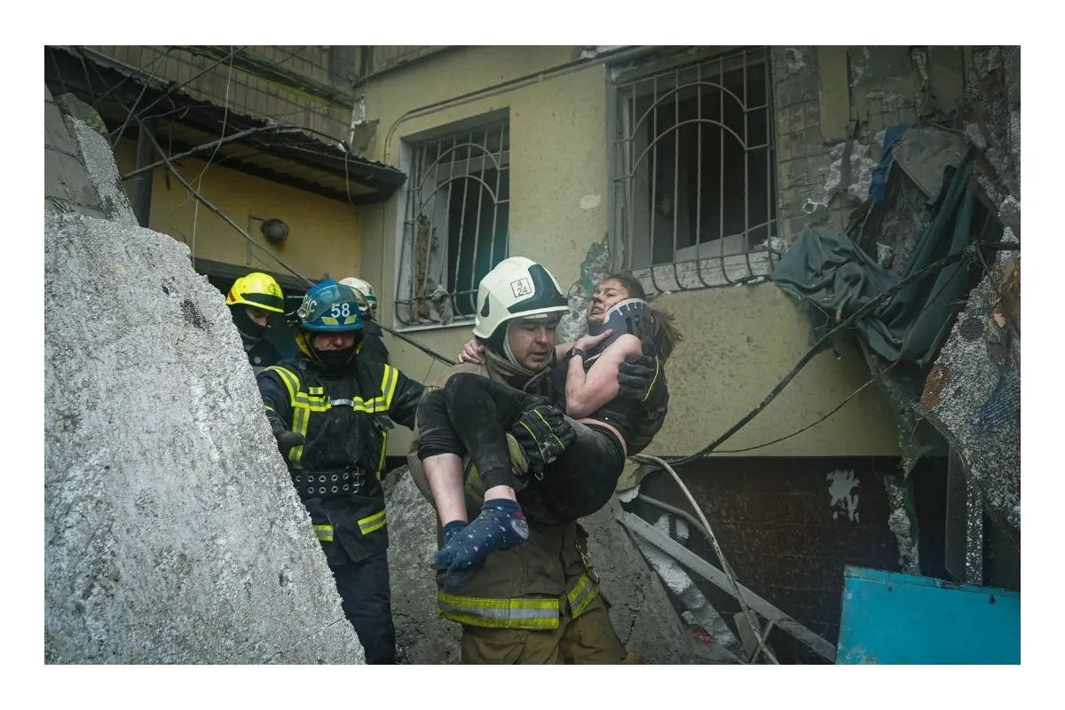 Денис Монастирський: наші рятувальники врятували жінку, яку почули під час хвилини тиші в зруйнованому обстрілами росіян будинку в Дніпрі