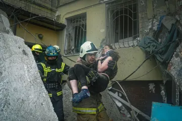 ​Денис Монастирський: наші рятувальники врятували жінку, яку почули під час хвилини тиші в зруйнованому обстрілами росіян будинку в Дніпрі
