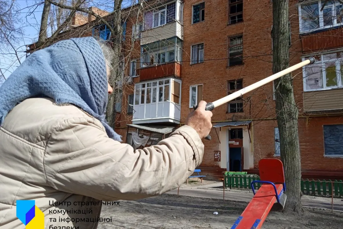Російське вторгнення в Україну :  Історії з війни. у Чернігові літнє подружжя живе у згорілій квартирі з поваленою стіною