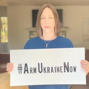 ​Російське вторгнення в Україну : Відома голлівудська акторка з українським корінням Віра Фарміга закликала світ допомогти Україні з постачання важкого озброєння