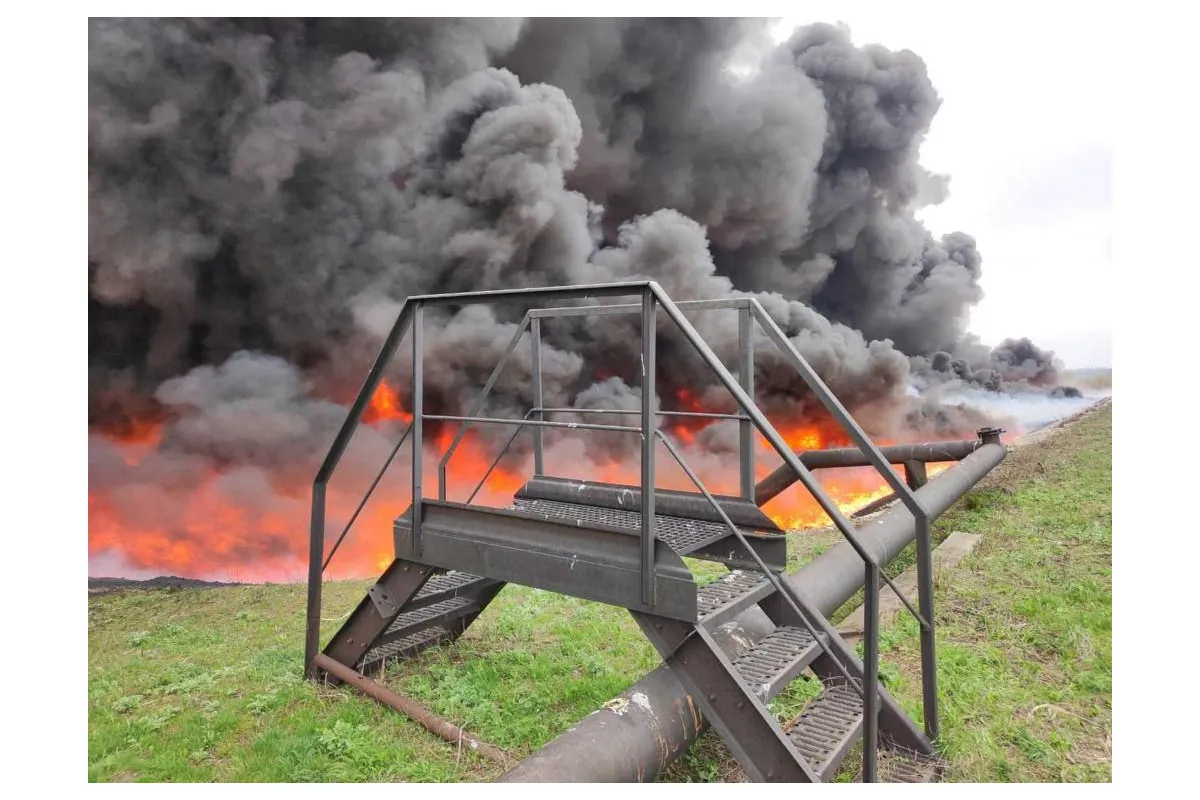 Російське вторгнення в Україну : Окупанти обстріляли Лисичанський нафтопереробний завод, наразі триває гасіння пожежі