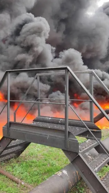 ​Російське вторгнення в Україну : Окупанти обстріляли Лисичанський нафтопереробний завод, наразі триває гасіння пожежі