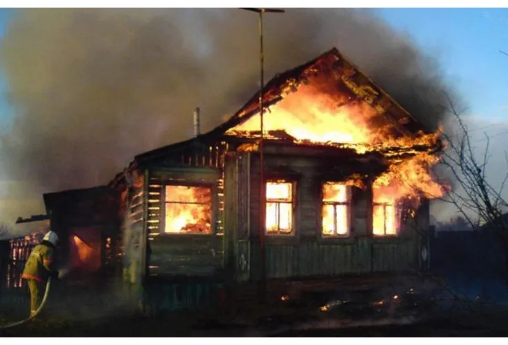 В Дніпрі через удар блискавки згоріли два будинки