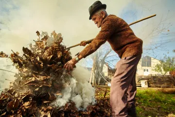​Мешканців Дніпропетровщини попереджають про штрафи за спалене листя