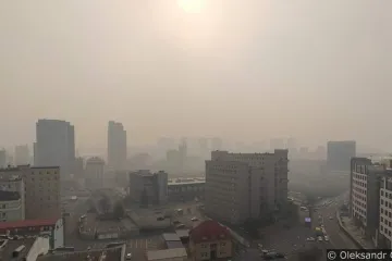 ​Киев полностью затянуло дымом пожаров, карта загрязнения воздуха показывает максимальные значения - это не просто гарь, эта концентрация опасна для здоровья!