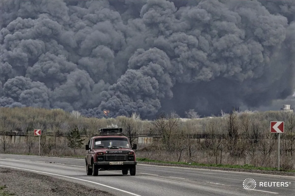 Російське вторгнення в Україну : Непроглядна завіса з диму: як пожежники гасили пожежу на НПЗ в Лисичанську