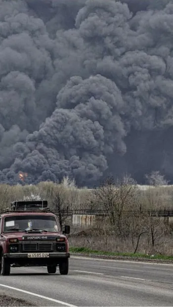 ​Російське вторгнення в Україну : Непроглядна завіса з диму: як пожежники гасили пожежу на НПЗ в Лисичанську
