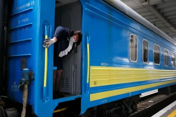 ​В поезде "Укрзализныци" пассажиров залило вонючей водой из лопнувшей трубы. Видео
