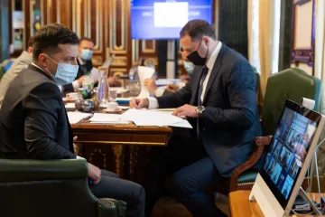 ​Ситуацію із захворюваністю на COVID-19 та перебіг вакцинації в Україні обговорили на нараді у Президента