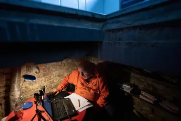 ​На фото – Михайло Сподарець, викладач Харківського національного університету ім. В. Н. Каразіна, читає лекцію студентам просто із підвалу, який зараз використовує як притулок