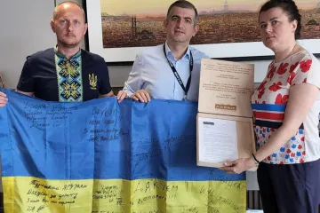 ​Директору компанії Baykar подарували прапор, який підписали захисники України з батальйону "ДаВінчі" 