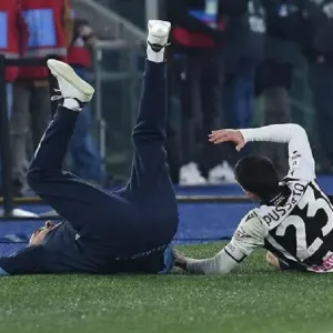 ​Точно в щелепу! Нападник Удінезе жорстко врізався у Мауріціо Саррі під час матчу 1/8 фіналу Кубка Італії