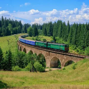 ​Загальна довжина колій в Україні сягає 19 787 км, посідаючи третє місце за розмірами в Європі
