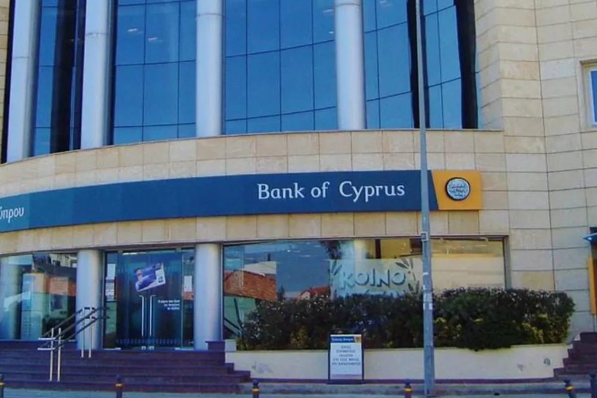 Найбільший кіпрський банк закриває рахунки росіян
