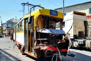 ​Серьезное ДТП в Одессе: трамвай врезался в фуру 