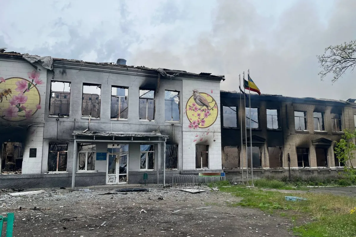 Російські загарбники обстріляли школу в Авдіївці фосфорними боєприпасами. Від будівлі залишились лише стіни.