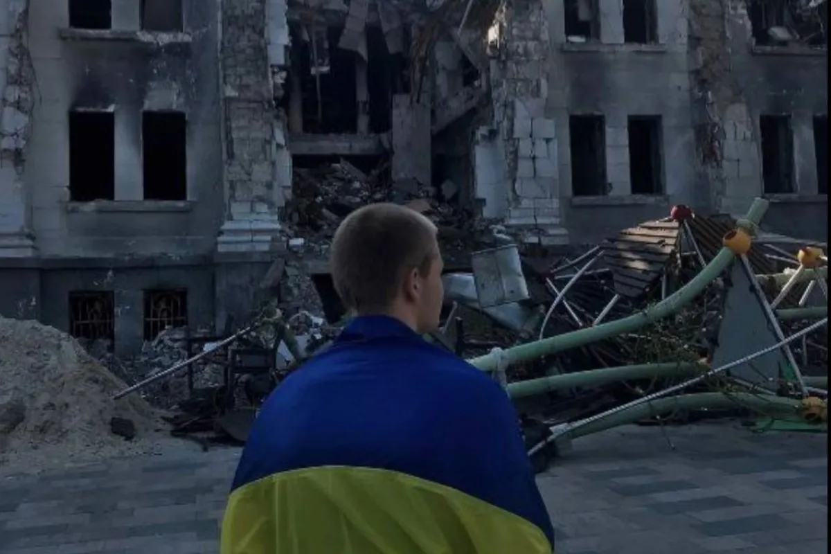 Маріуполь не здається: підліток вийшов на площу біля розбомбленого рашистами Драмтеатру з прапором України