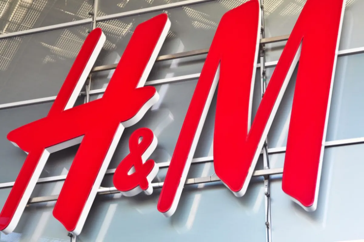 Шведський ритейлер H&M Group оголосив, що вирішив почати процес згортання бізнесу у Росії