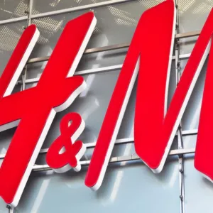 ​Шведський ритейлер H&M Group оголосив, що вирішив почати процес згортання бізнесу у Росії