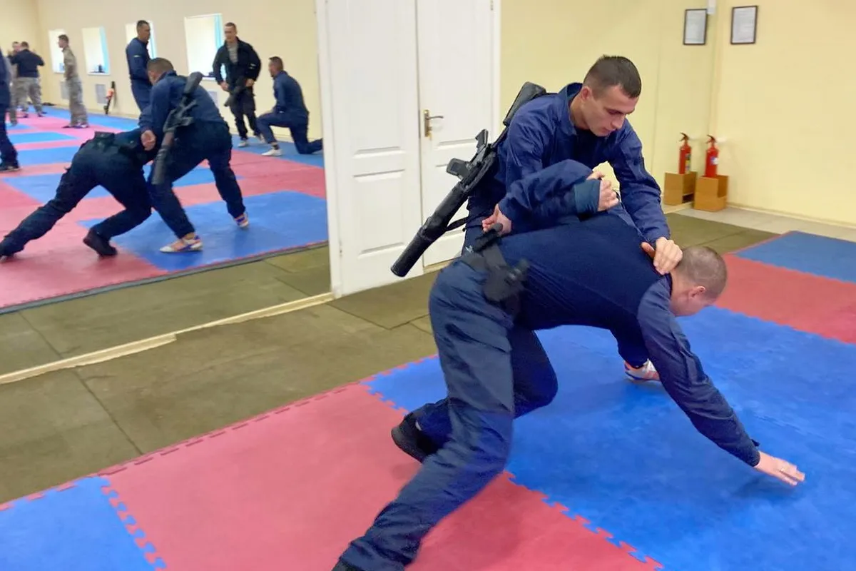 Тринадцять судових охоронців із Київщини та Вінниччини опановують техніку ближнього бою поглибленого рівня за американською методикою 3RC