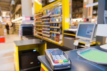 ​Українці зможуть отримувати готівку з карт у касах магазинів 