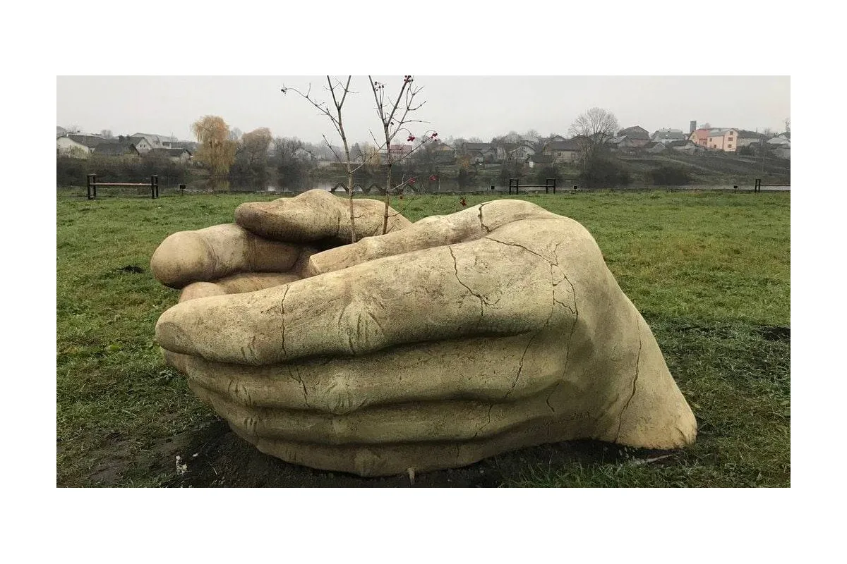 Скульптура «Долоні життя» з’явилася на Тернопільщині 