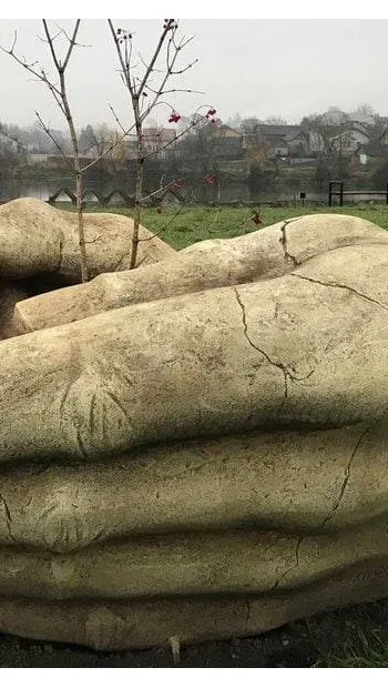 ​Скульптура «Долоні життя» з’явилася на Тернопільщині 