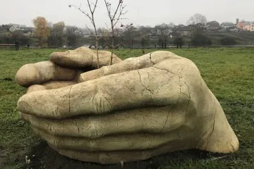 ​Скульптура «Долоні життя» з’явилася на Тернопільщині 