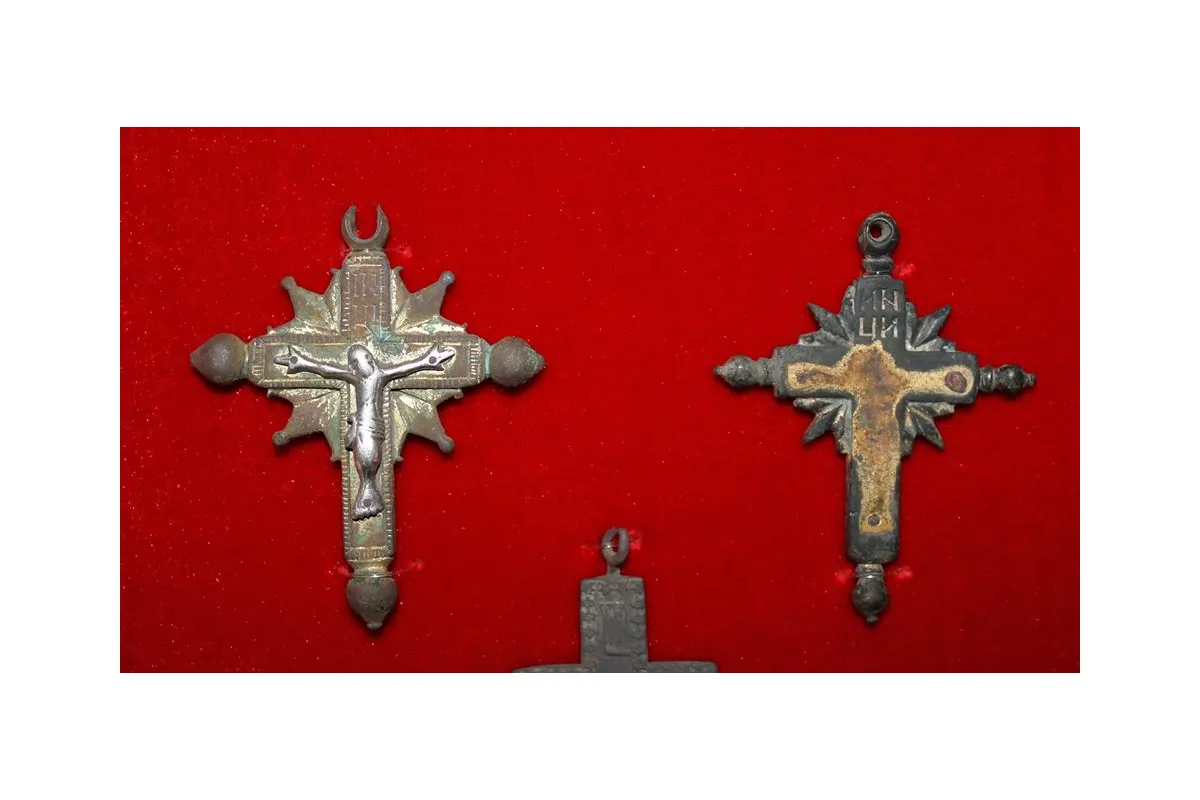 Унікальні хрести, які вже багато років поспіль бережуть працівники Дніпровського музею