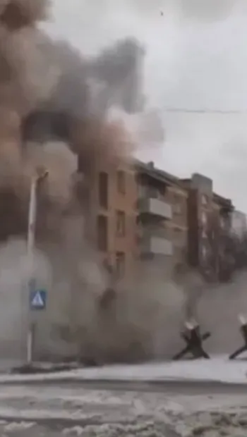 ​Іноземні журналісти зняли удар росіян по житловому будинку в Бахмуті (відео)