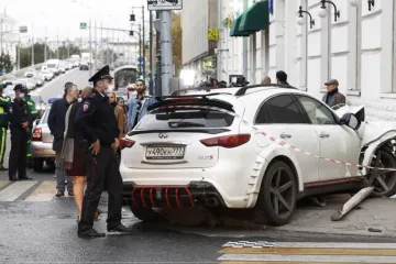 ​Водитель Porsche сбил россиянина на переходе и выстрелил в него четыре раза